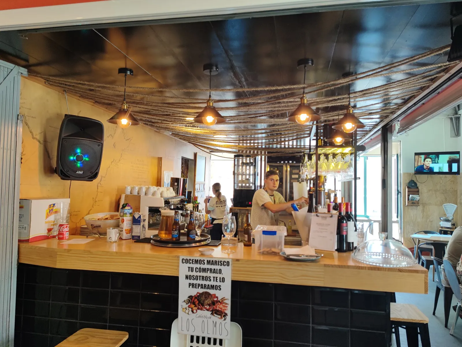 La barra de Olmos Gastrobar con lámparas colgantes