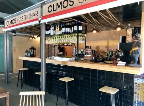 El rótulo de Olmos Gastrobar sobre la barra
