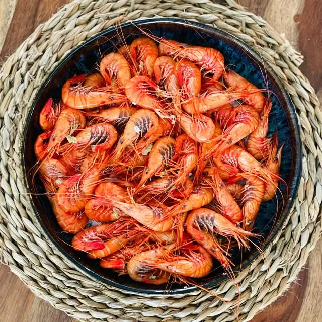 Camarones cocidos en una cesta