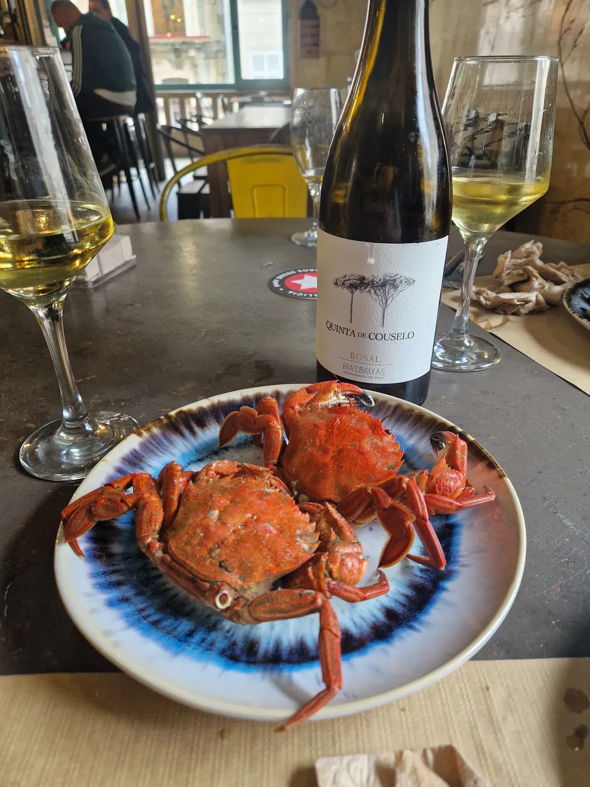 Centolla cocida con una copa de vino blanco