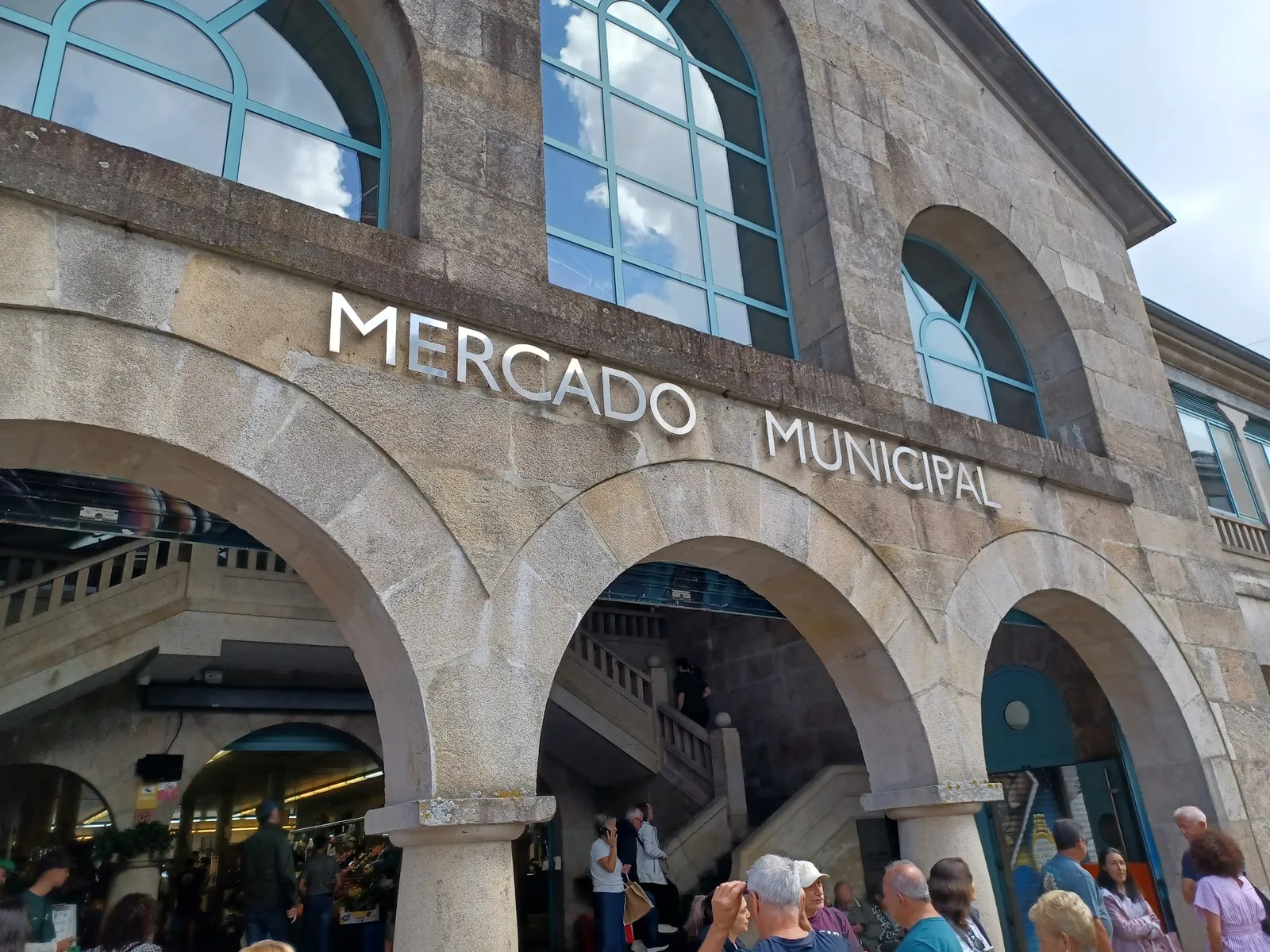 Fachada de granito del Mercado Municipal de Pontevedra
