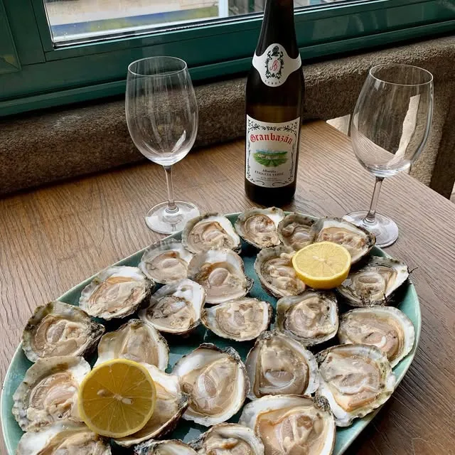 Ostras con limón y una botella de albariño
