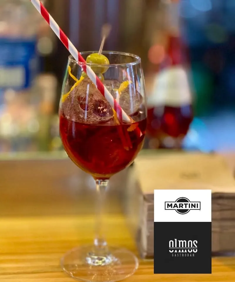 Vermut con aceituna en la barra de Olmos